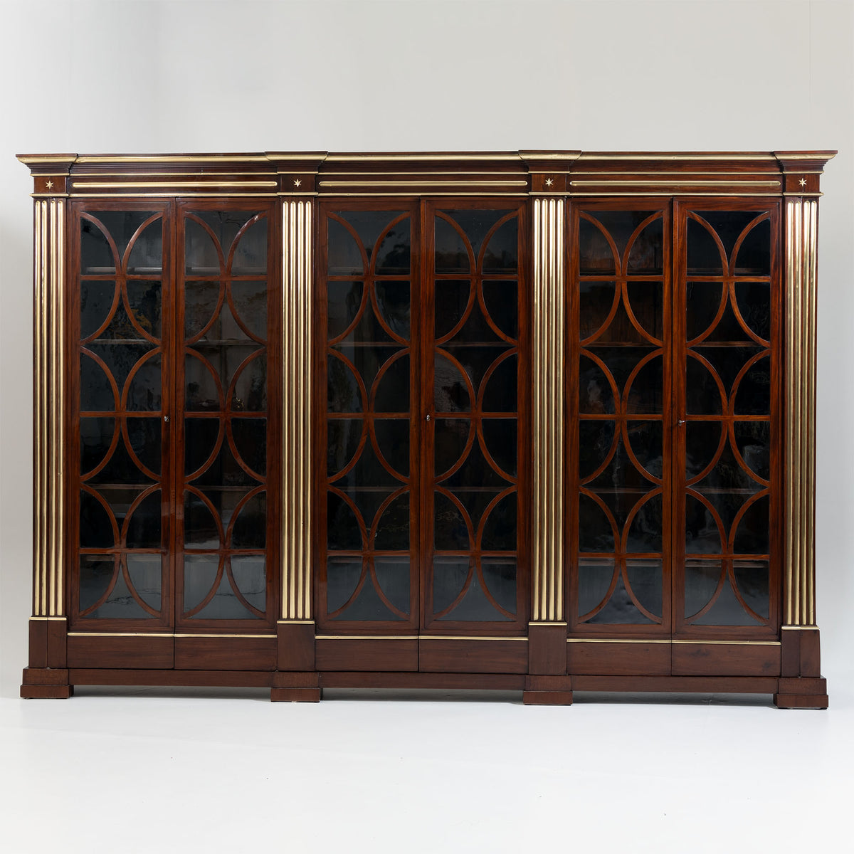 Großer Bibliotheksschrank mit Messingkanneluren, deutsch, um 1800