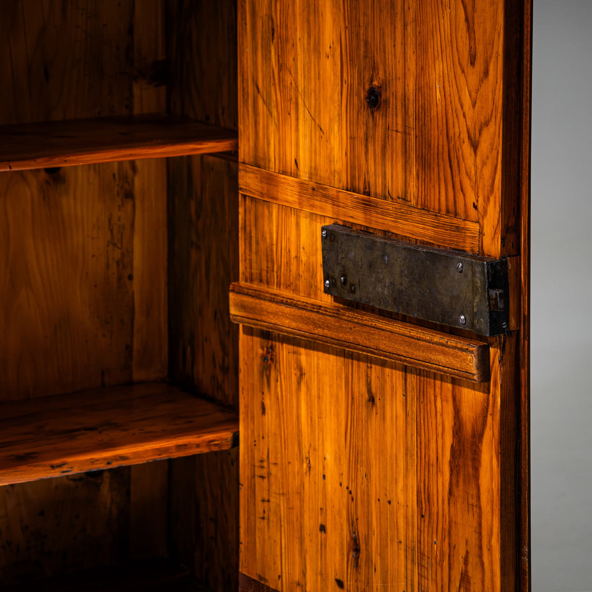 Biedermeier Schrank in Nussbaum, um 1830