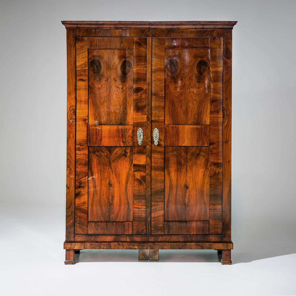 Biedermeier Schrank in Nussbaum, um 1830