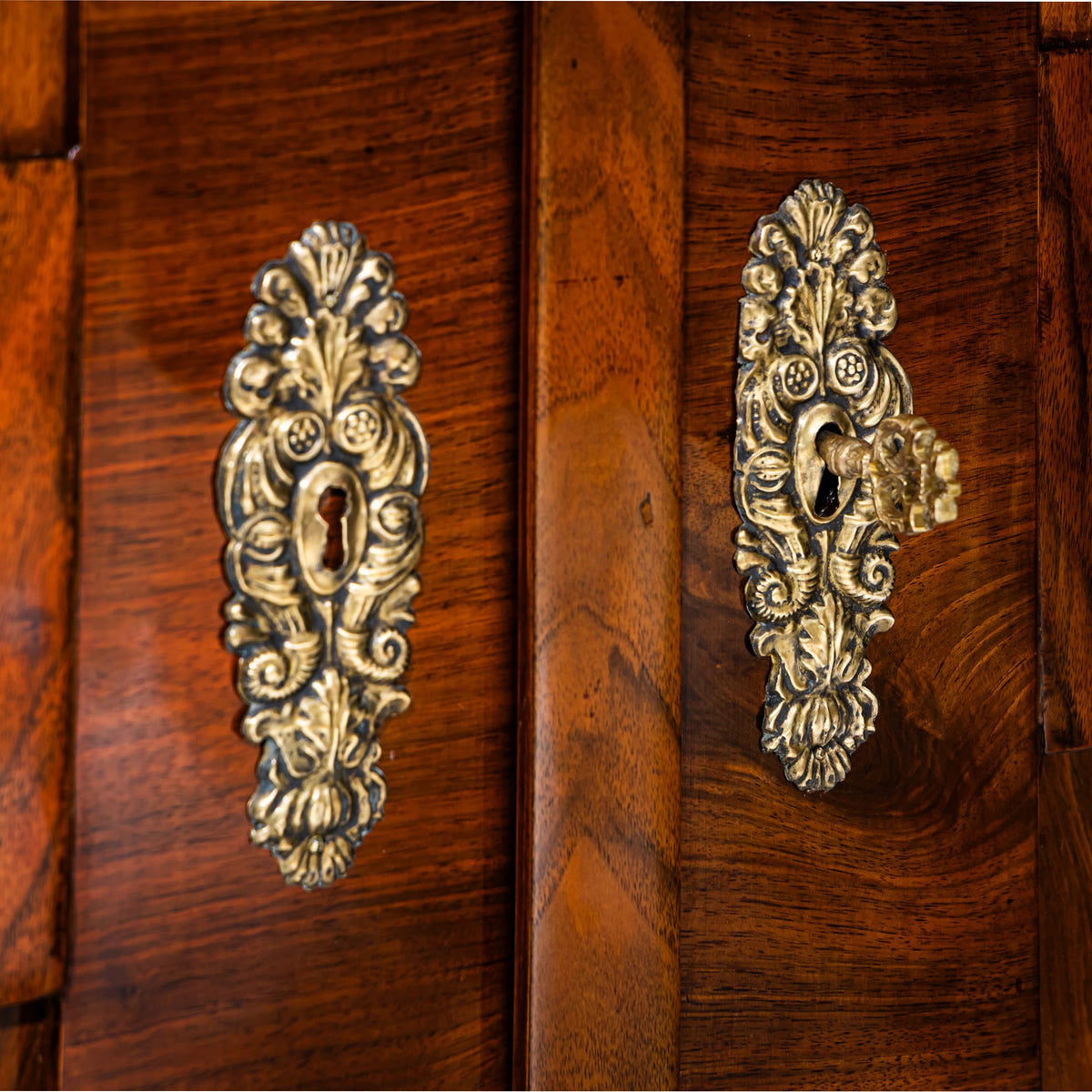 Biedermeier Schrank in Nussbaum, um 1830