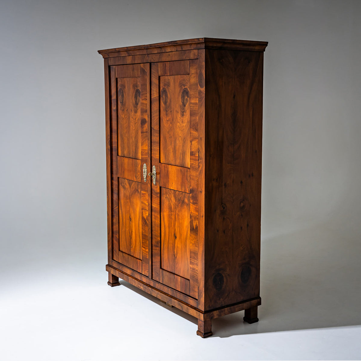 Biedermeier Schrank in Nussbaum, um 1830