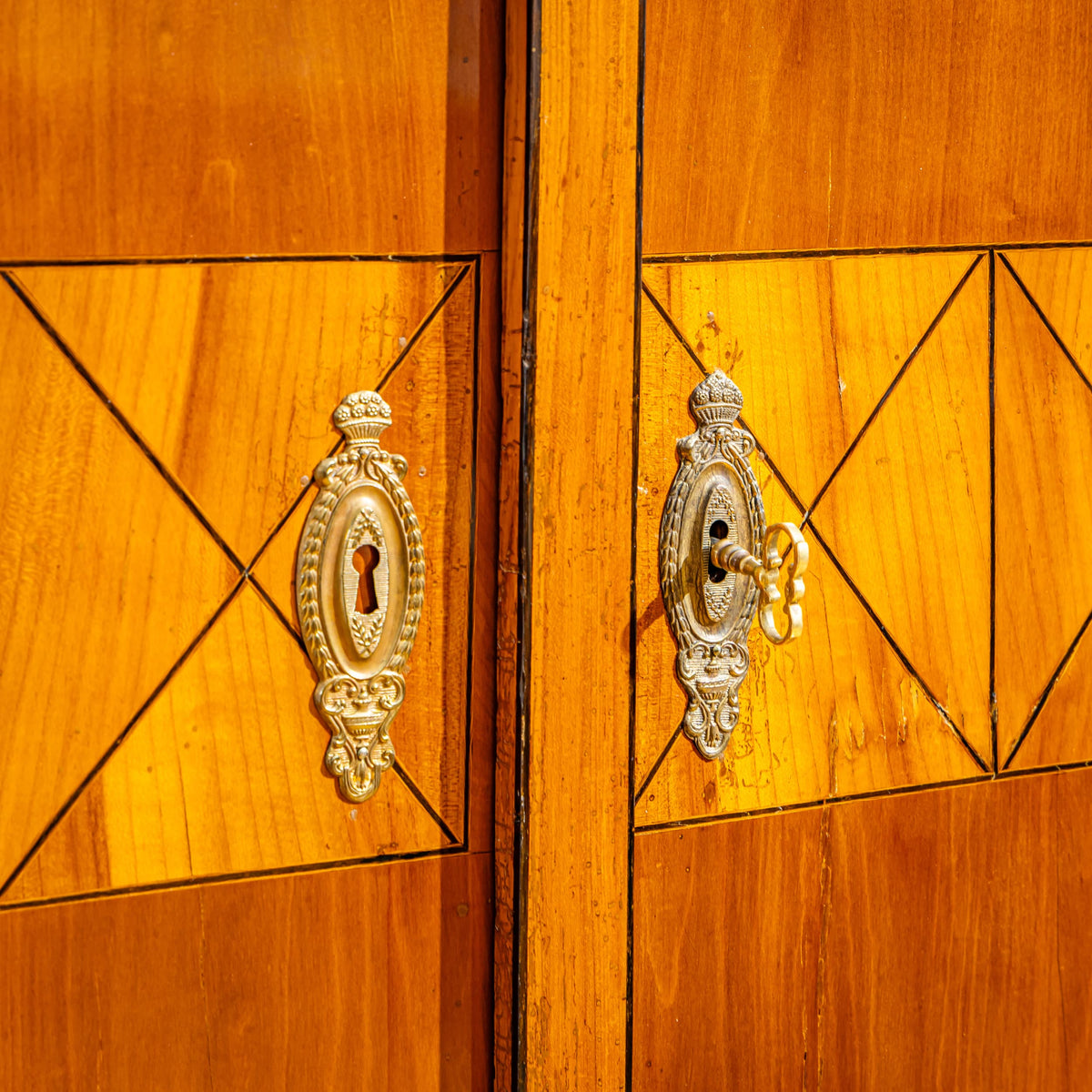 Biedermeier Schrank in Kirsche, Anfang 19. Jahrhundert