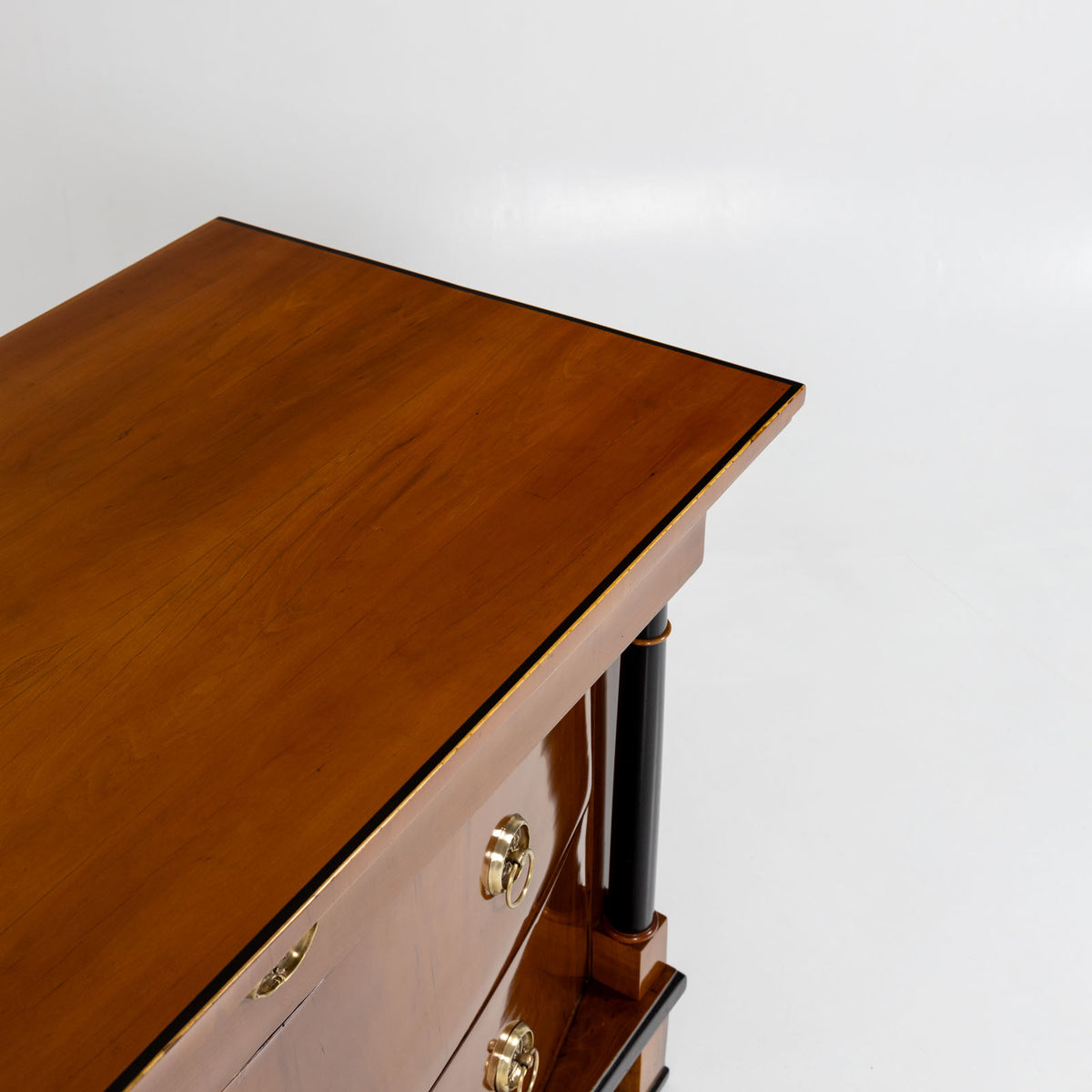 Biedermeier Kommode mit ebonisierten Säulen, um 1820