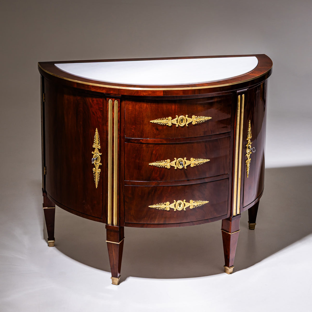 Klassizistische Demi-Lune-Anrichte, Nordeuropa, um 1780