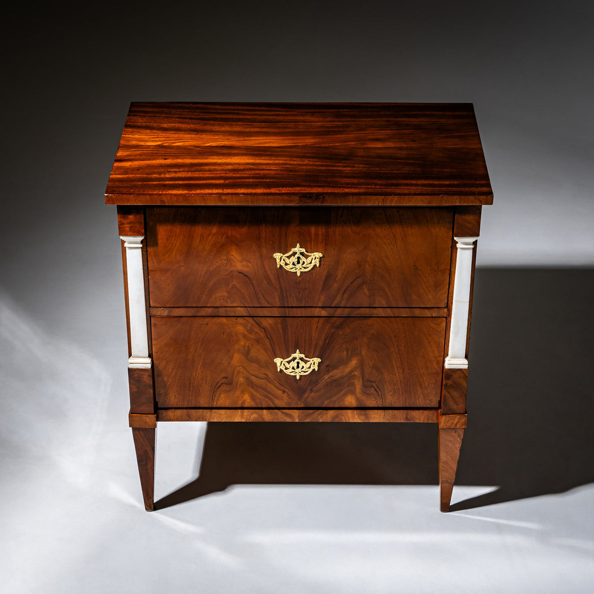 Frühe Biedermeierkommode mit Marmorpilastern, wohl Berlin, um 1800