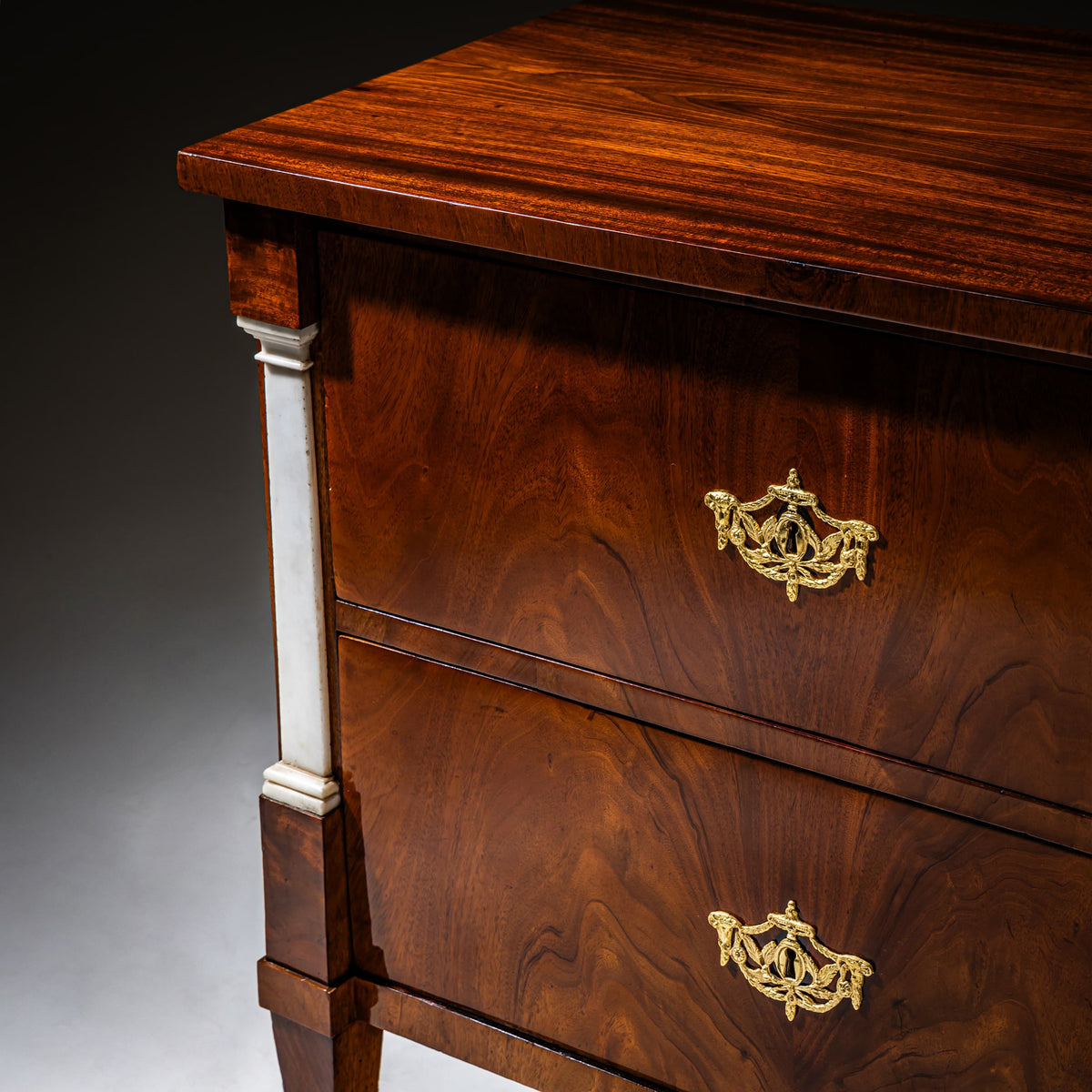 Frühe Biedermeierkommode mit Marmorpilastern, wohl Berlin, um 1800
