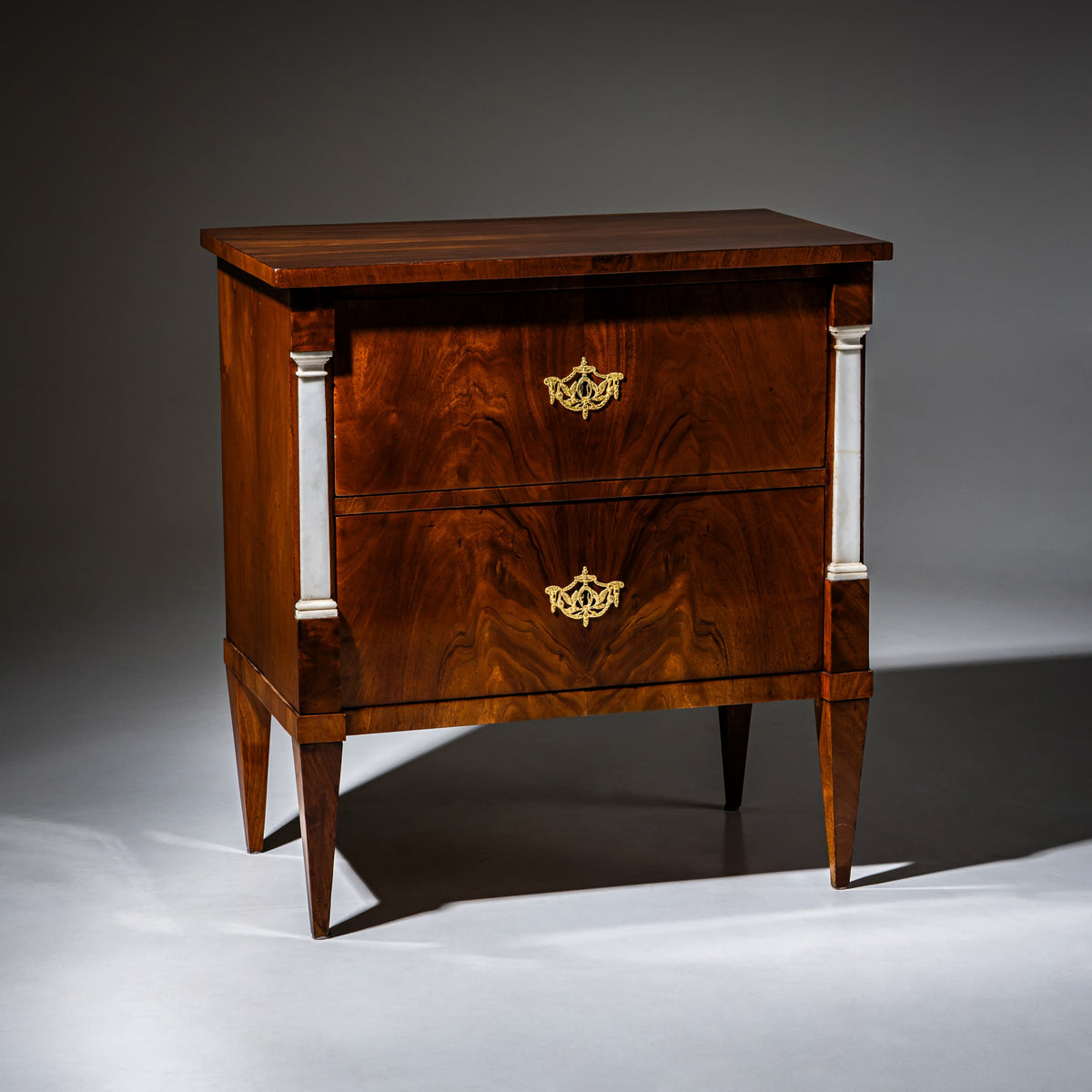 Frühe Biedermeierkommode mit Marmorpilastern, wohl Berlin, um 1800