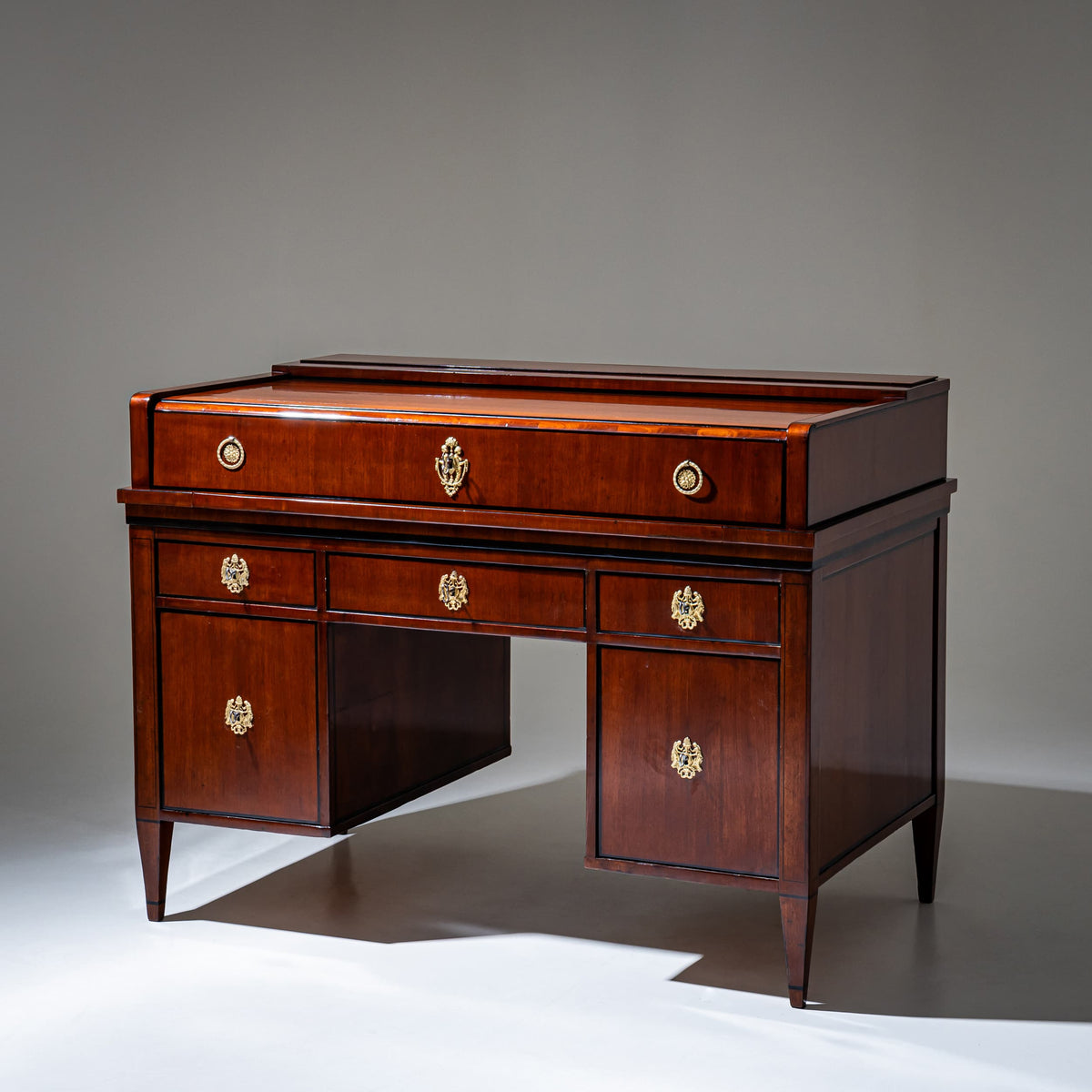 Früher Biedermeier-Schreibtisch mit Kurbelmechanismus, ehemals Charles Schulmeister, Österreich, wohl Wien, Anfang 19. Jahrhundert