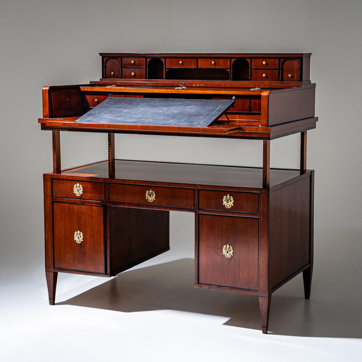 Früher Biedermeier-Schreibtisch mit Kurbelmechanismus, ehemals Charles Schulmeister, Österreich, wohl Wien, Anfang 19. Jahrhundert
