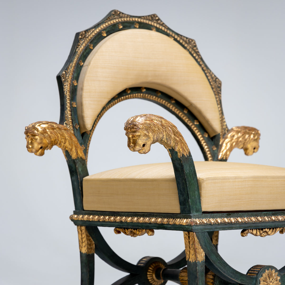 Empire Fauteuils ‘d’Officier’ mit Löwenköpfen, Budapest, circa 1805/10