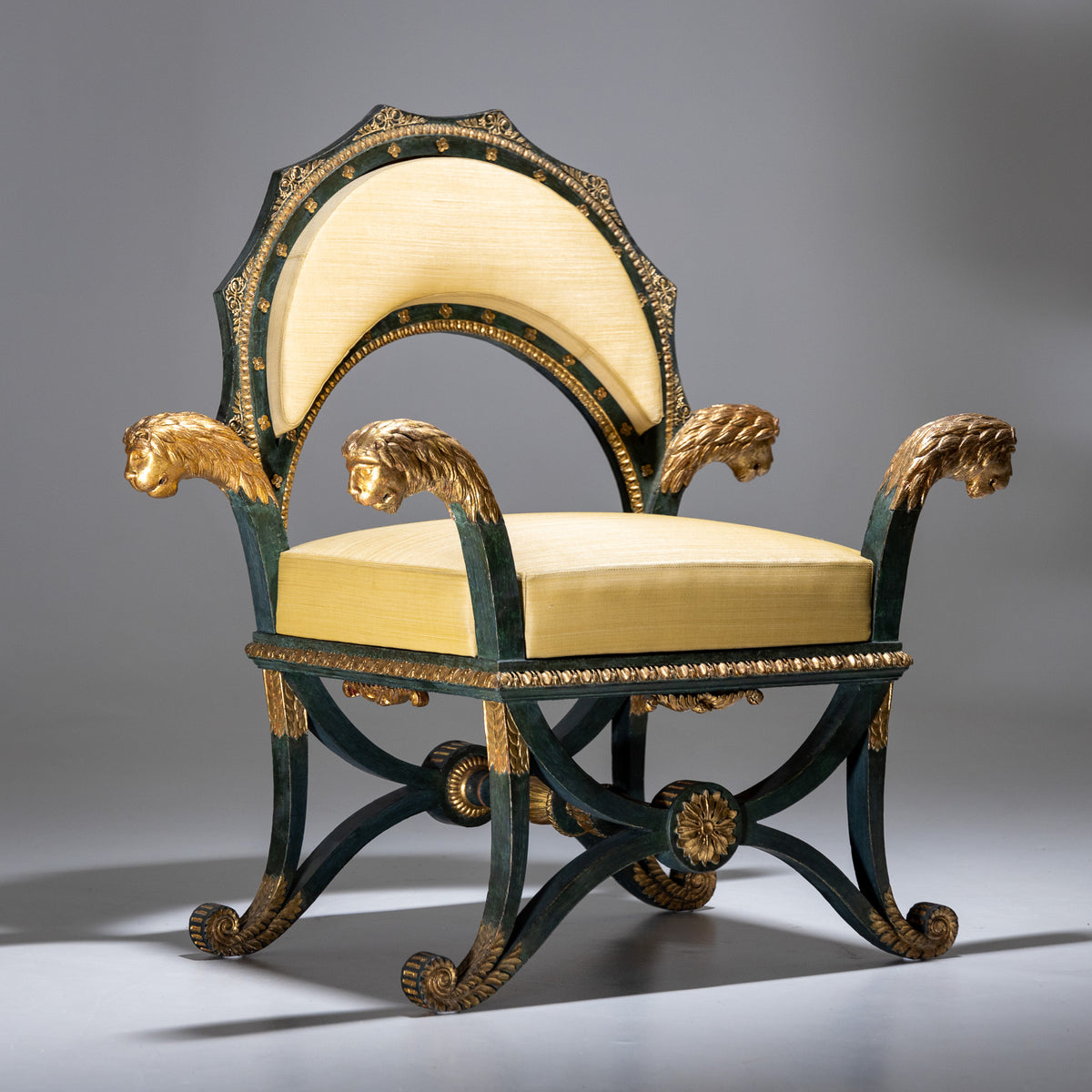 Empire Fauteuils ‘d’Officier’ mit Löwenköpfen, Budapest, circa 1805/10