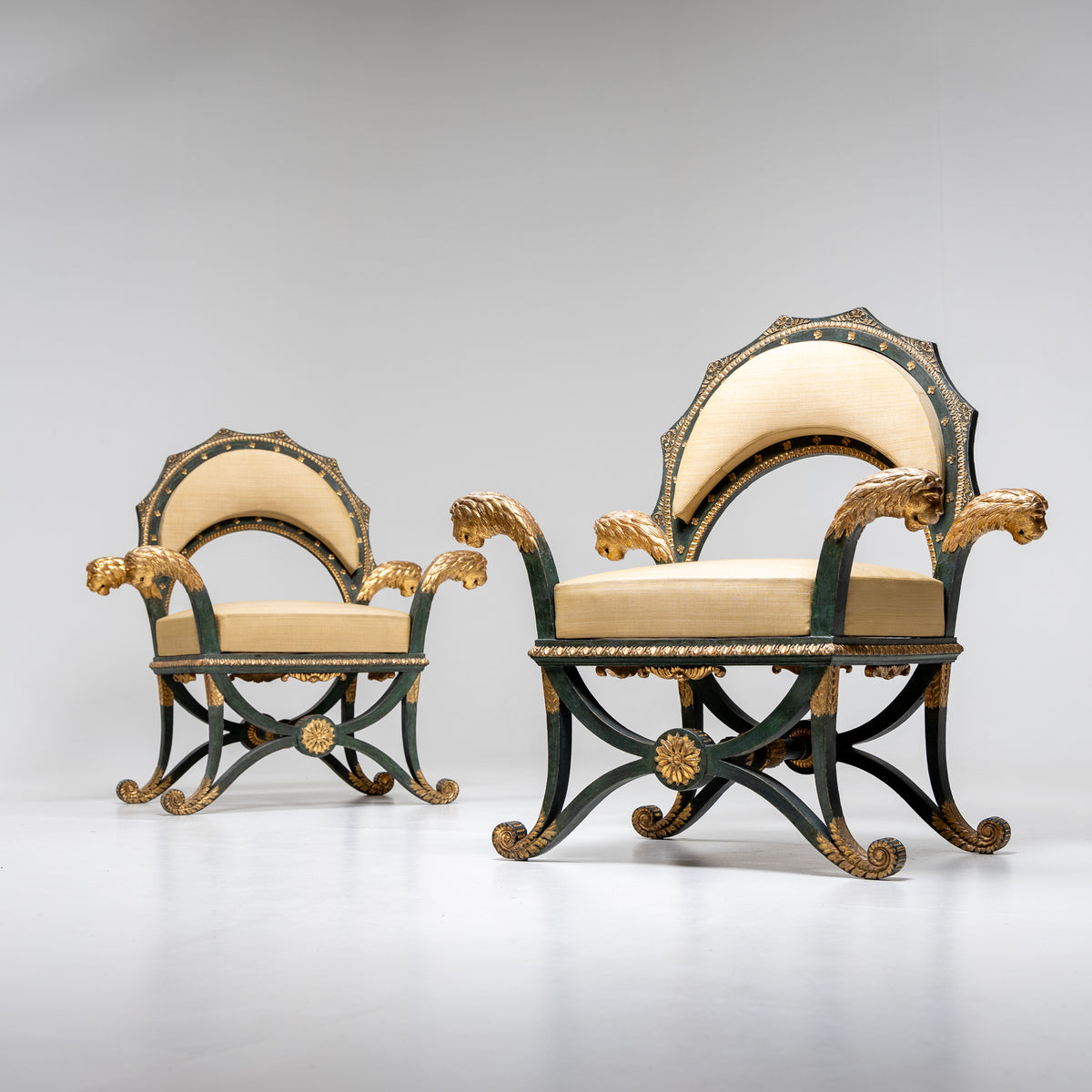 Empire Fauteuils ‘d’Officier’ mit Löwenköpfen, Budapest, circa 1805/10