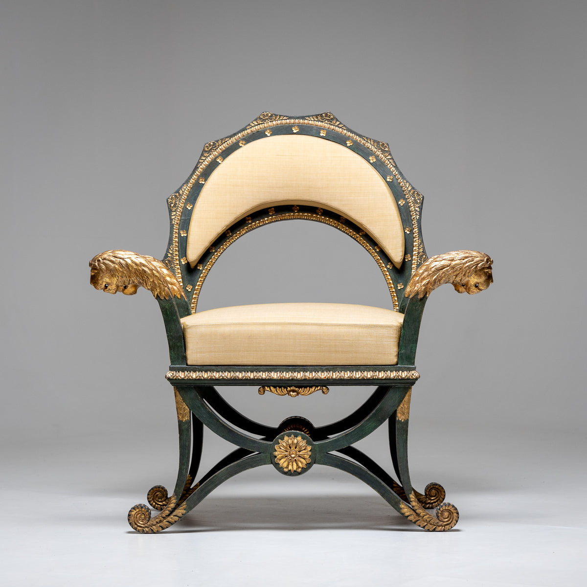 Empire Fauteuils ‘d’Officier’ mit Löwenköpfen, Budapest, circa 1805/10