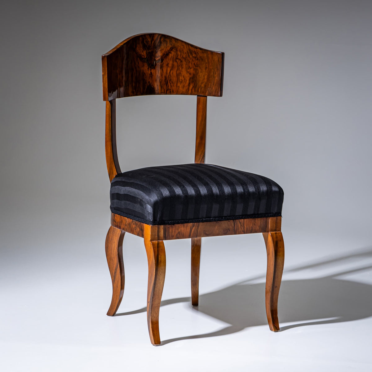 Satz von Fünf Biedermeier Schaufelstühlen aus Nussbaum, um 1830