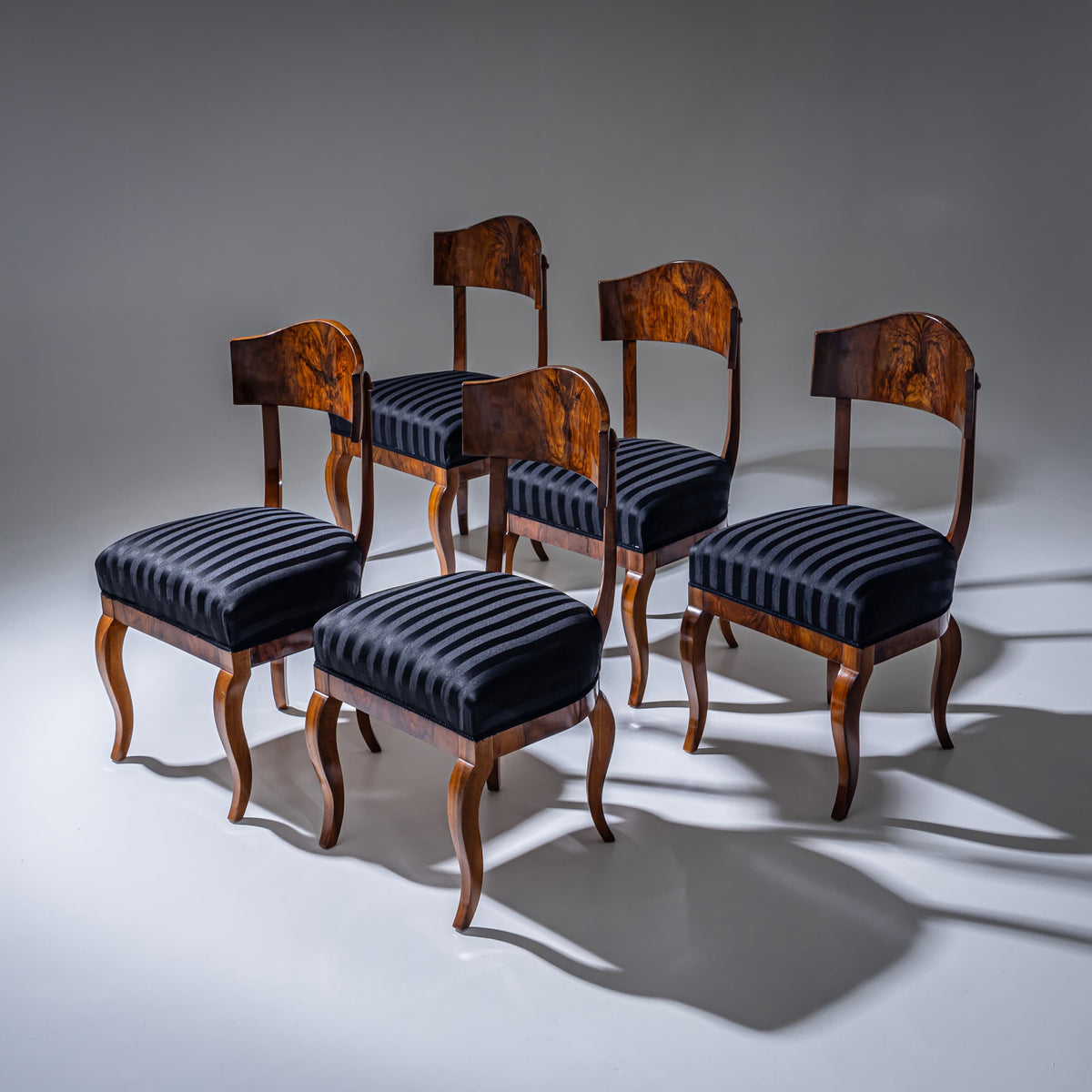 Satz von Fünf Biedermeier Schaufelstühlen aus Nussbaum, um 1830