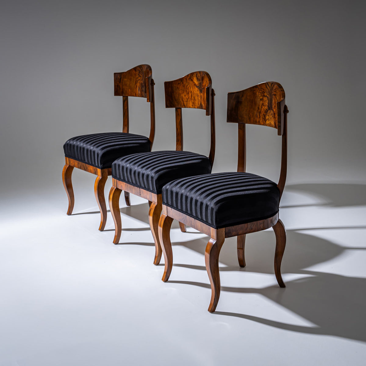 Satz von Fünf Biedermeier Schaufelstühlen aus Nussbaum, um 1830