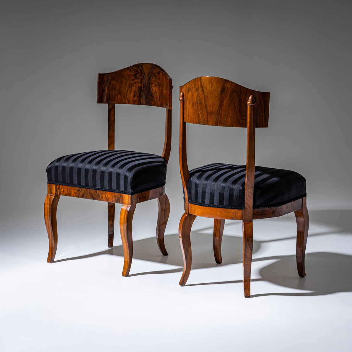 Satz von Fünf Biedermeier Schaufelstühlen aus Nussbaum, um 1830