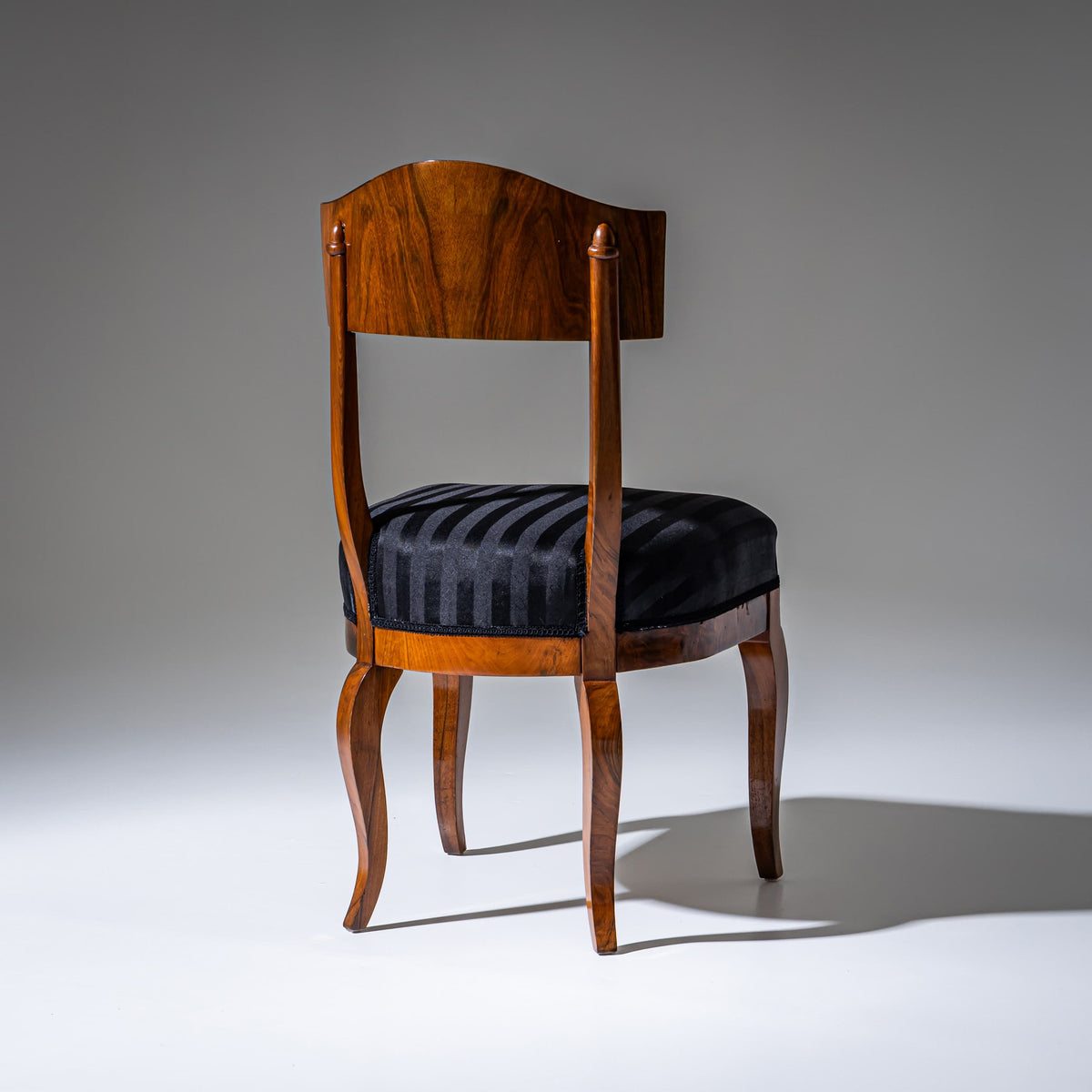 Satz von Fünf Biedermeier Schaufelstühlen aus Nussbaum, um 1830
