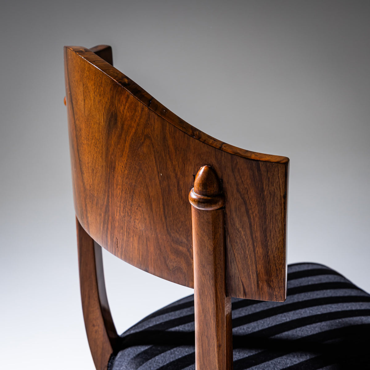 Satz von Fünf Biedermeier Schaufelstühlen aus Nussbaum, um 1830