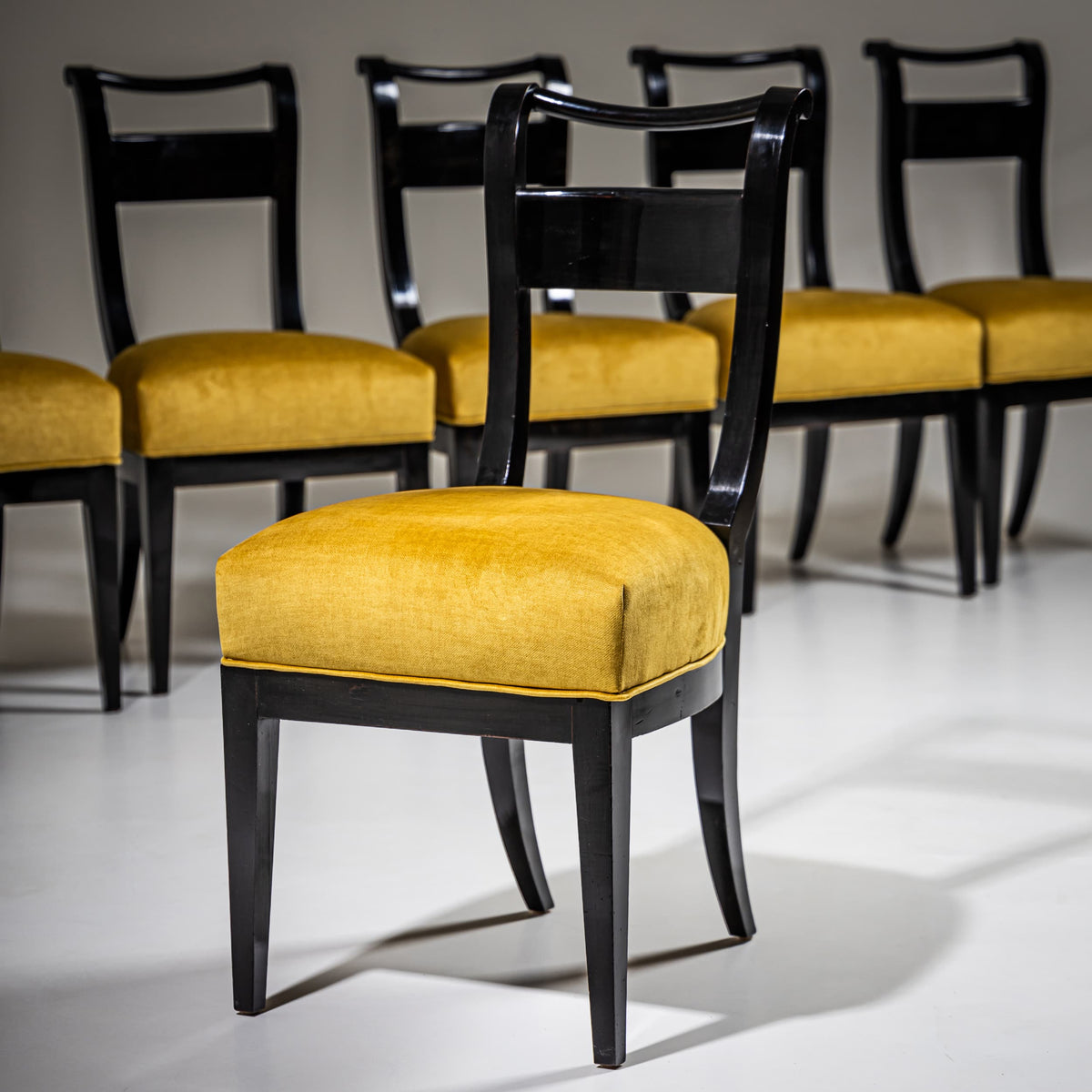 Acht Biedermeier Esszimmerstühle, Anfang 19. Jahrhundert
