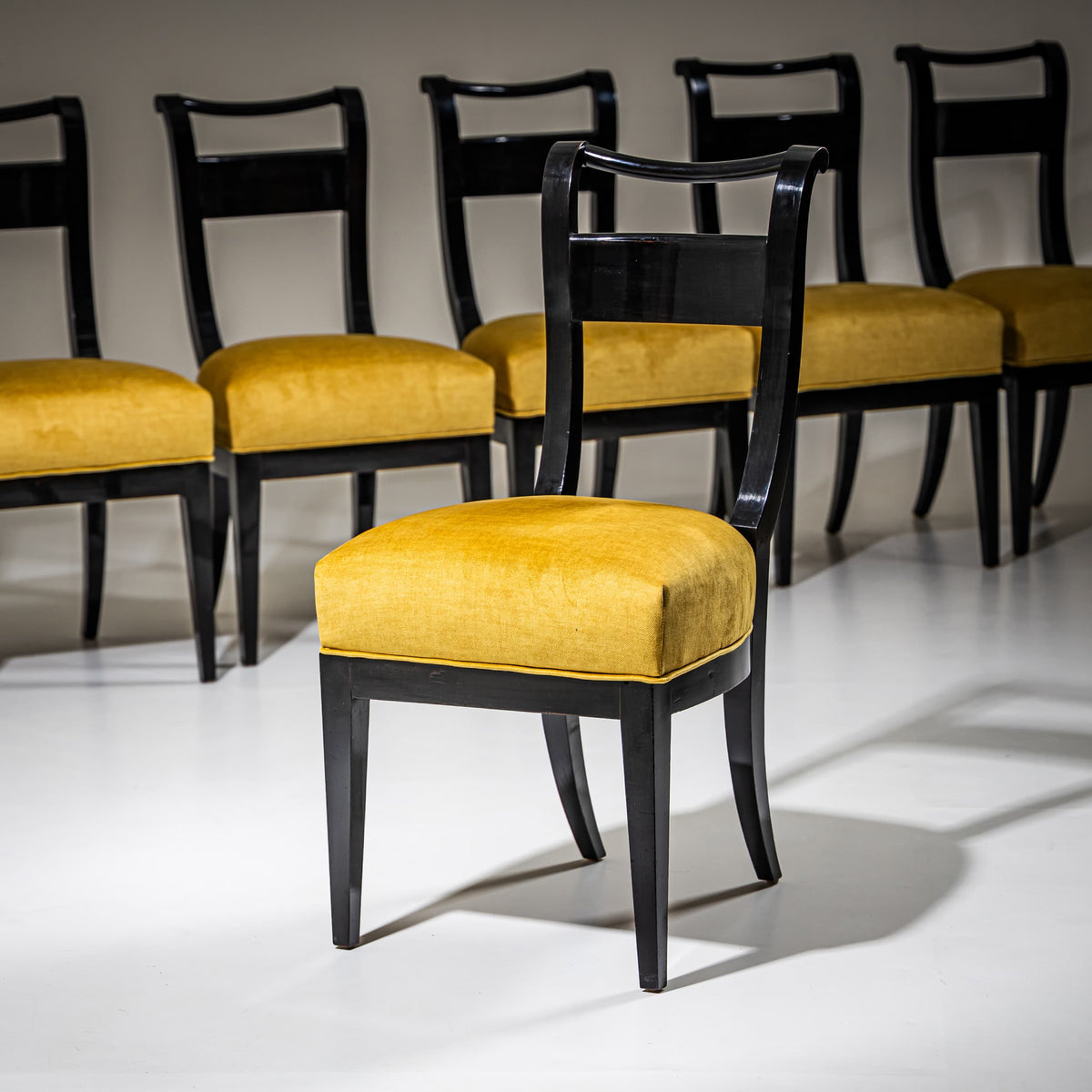 Acht Biedermeier Esszimmerstühle, Anfang 19. Jahrhundert