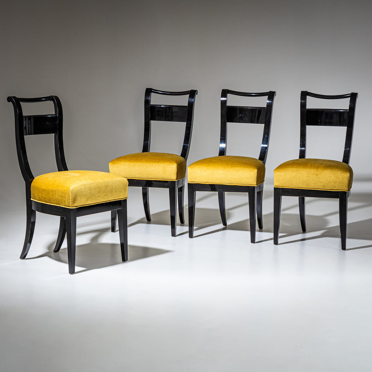 Acht Biedermeier Esszimmerstühle, Anfang 19. Jahrhundert