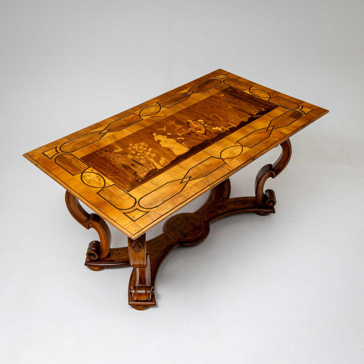 Esstisch im Barockstil mit Marketerieszene, Ende 19. Jahrhundert