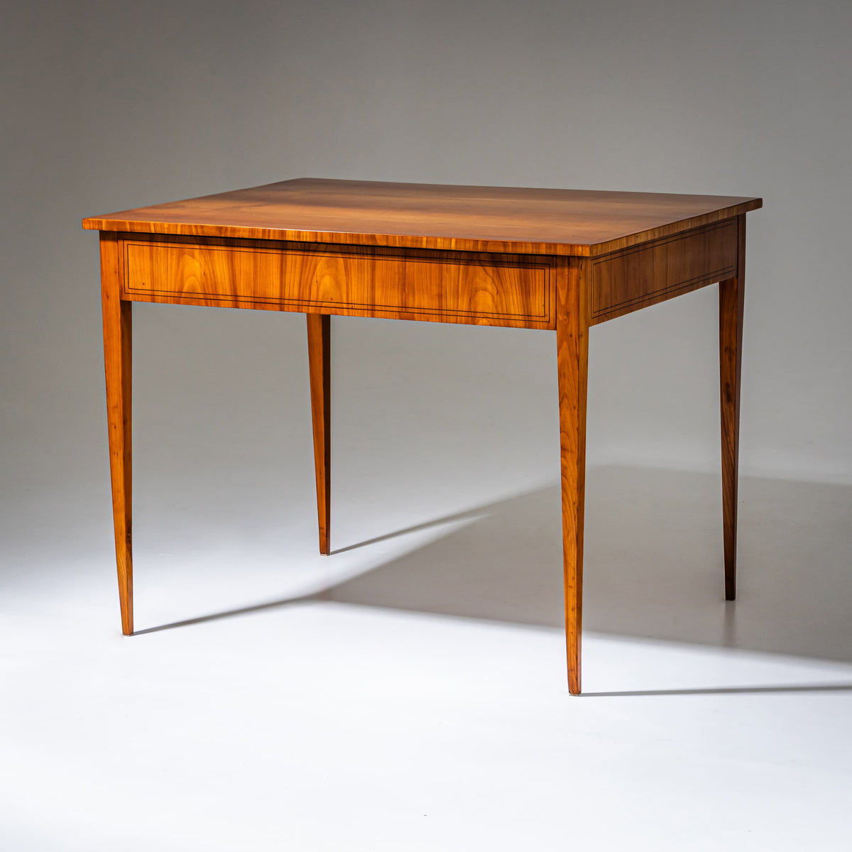 Biedermeier Tisch in Kirsche, um 1820