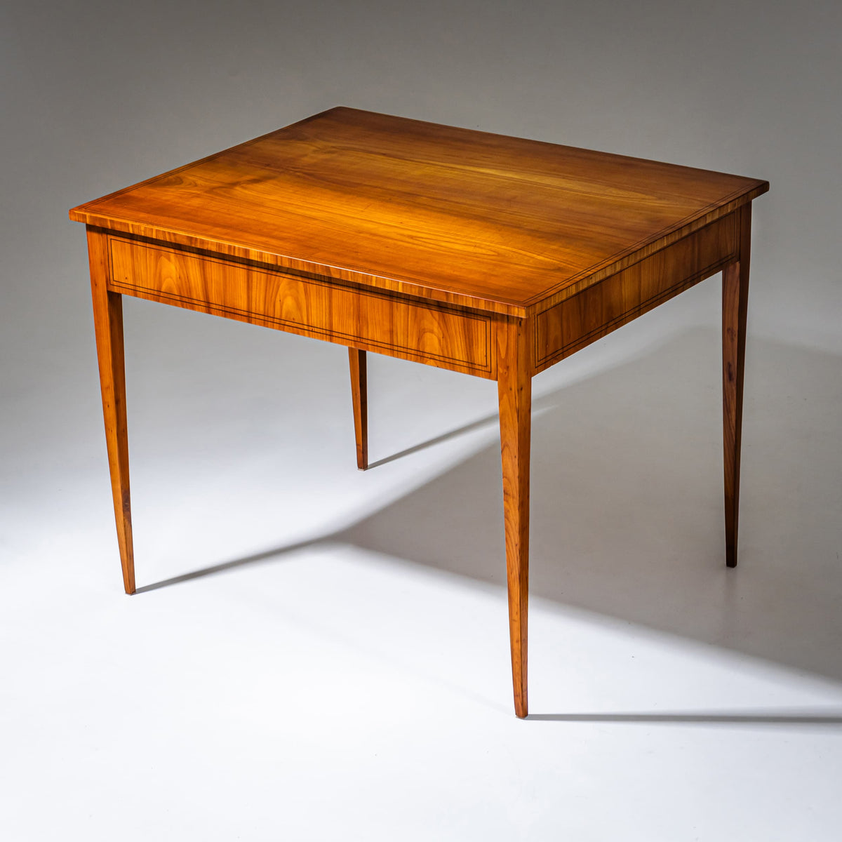 Biedermeier Tisch in Kirsche, um 1820