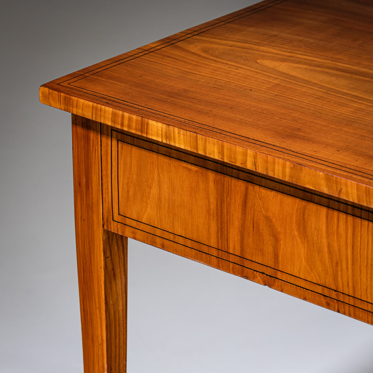 Biedermeier Tisch in Kirsche, um 1820