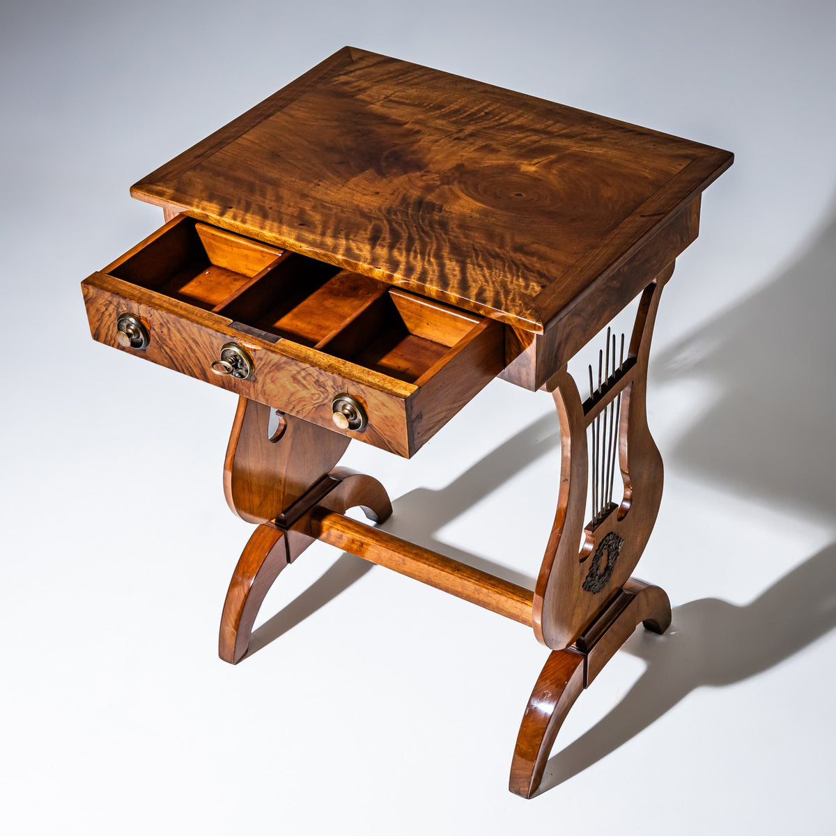 Biedermeier Lyra-Nähtisch, um 1830