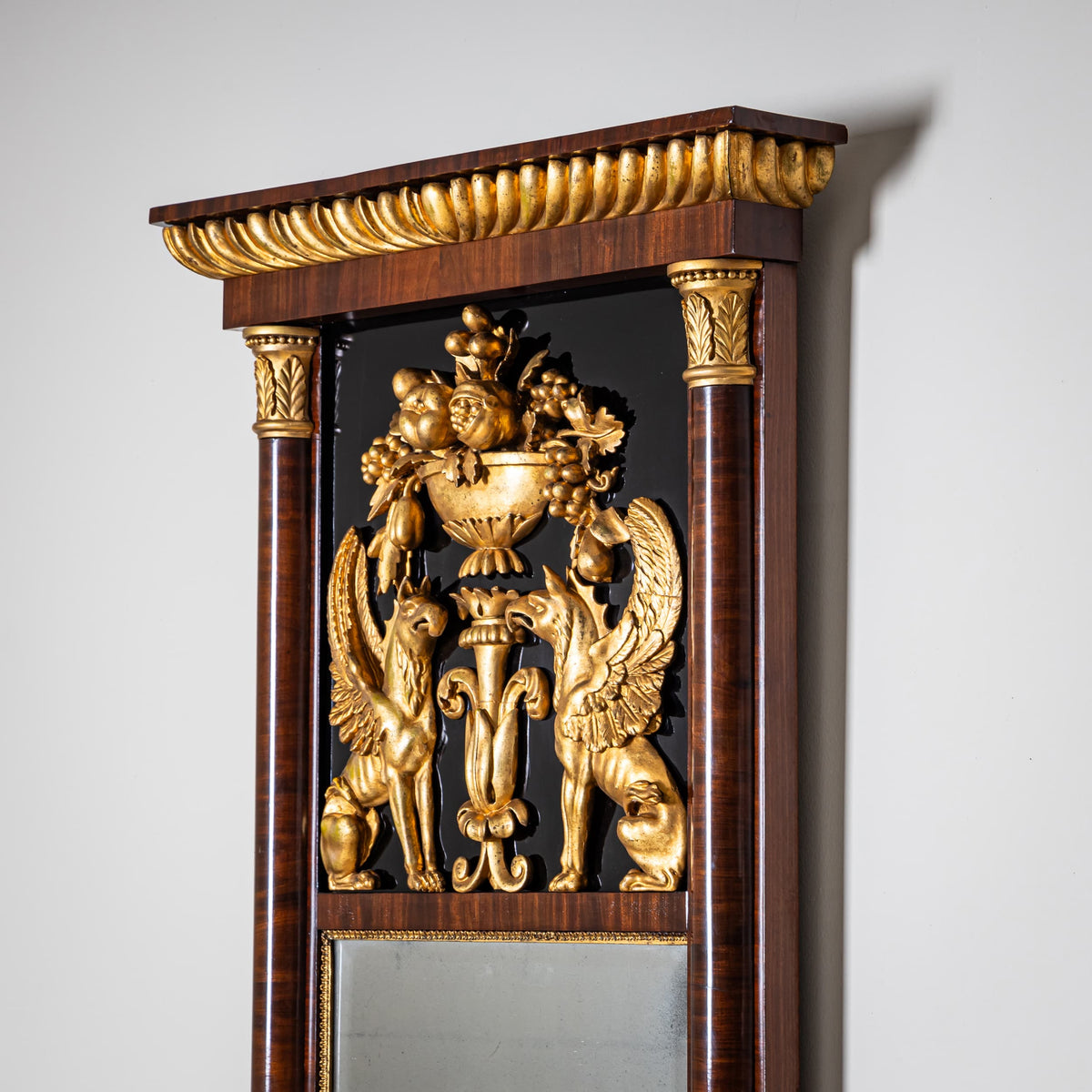 Biedermeier Pfeilerspiegel mit Greifendekor, um 1840