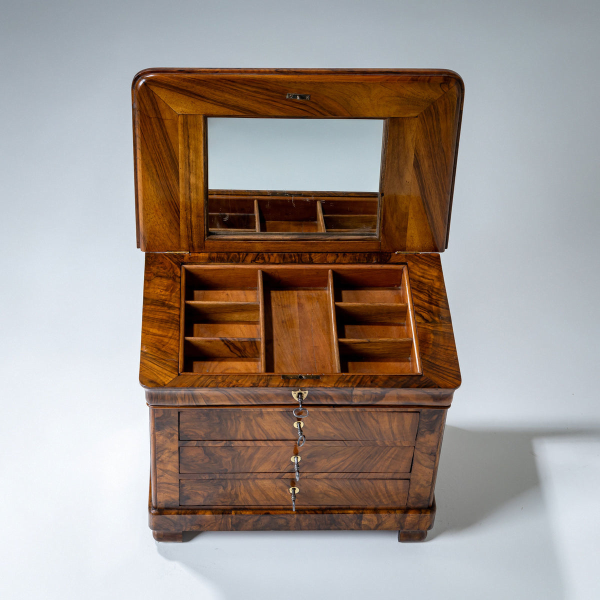 Biedermeier Miniaturkommode in Nussbaum, um 1830