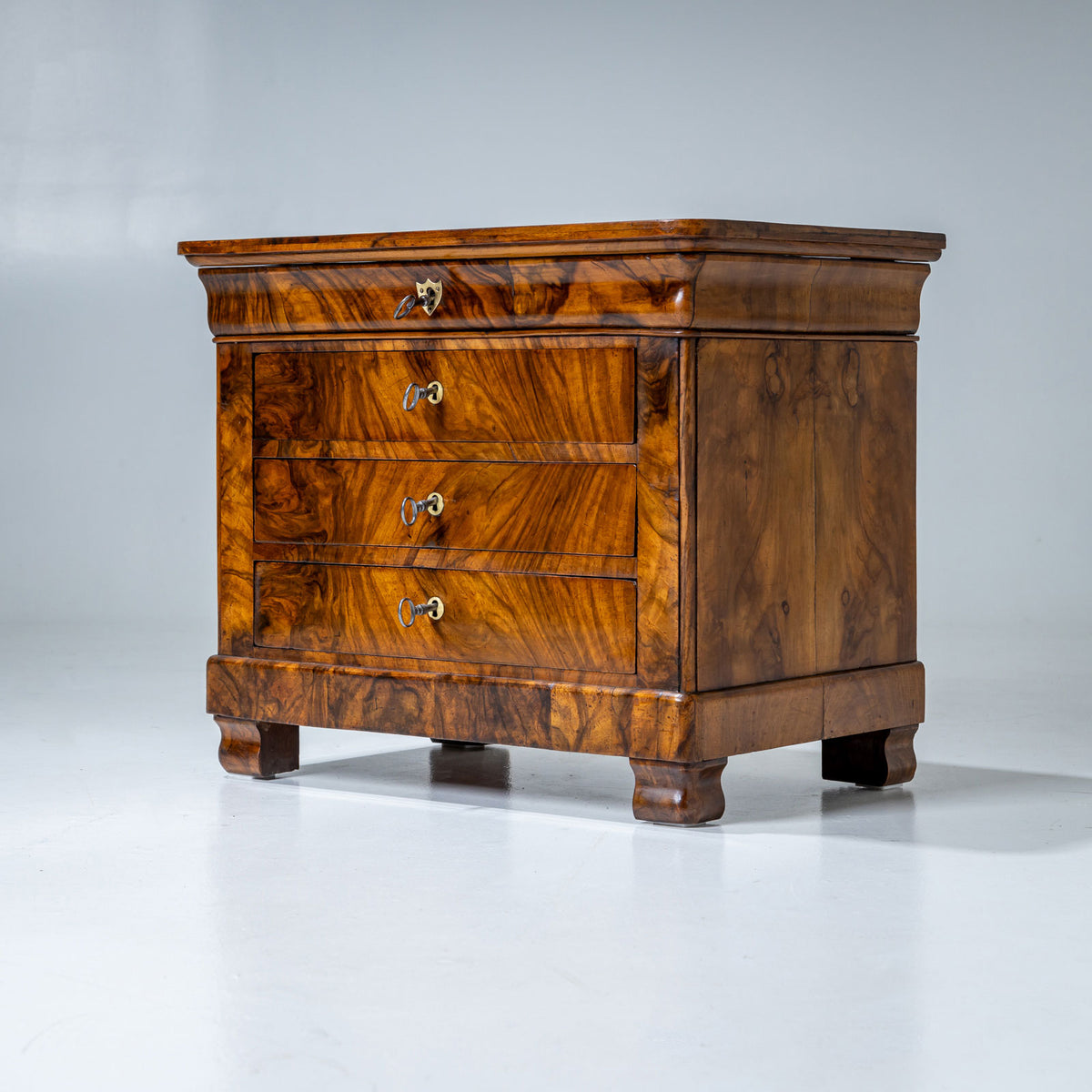 Biedermeier Miniaturkommode in Nussbaum, um 1830