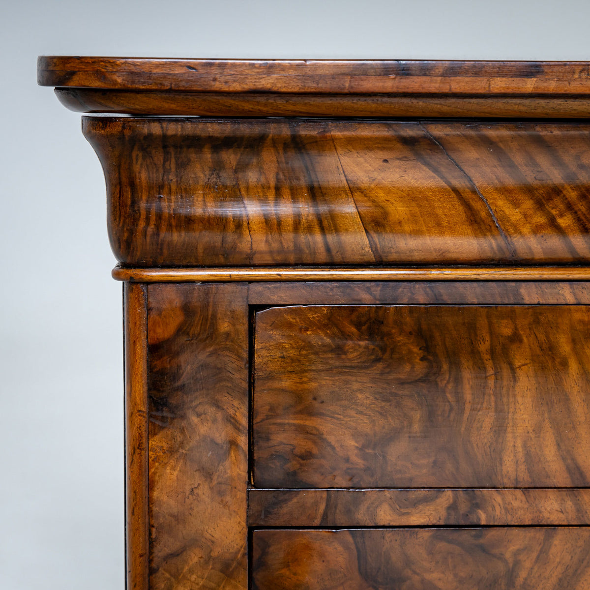 Biedermeier Miniaturkommode in Nussbaum, um 1830