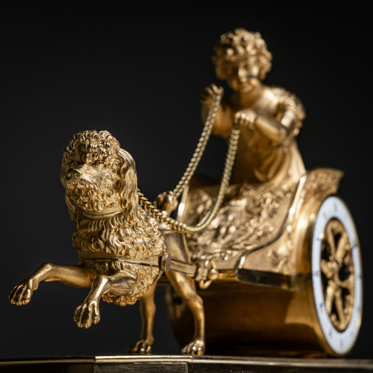 Empire Pendule mit Putto im Streitwagen, signiert Thiery à Paris, Anfang 19. Jahrhundert