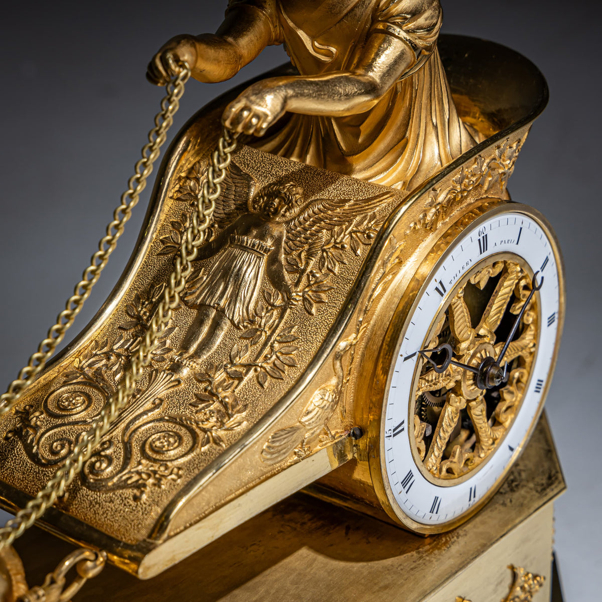 Empire Pendule mit Putto im Streitwagen, signiert Thiery à Paris, Anfang 19. Jahrhundert