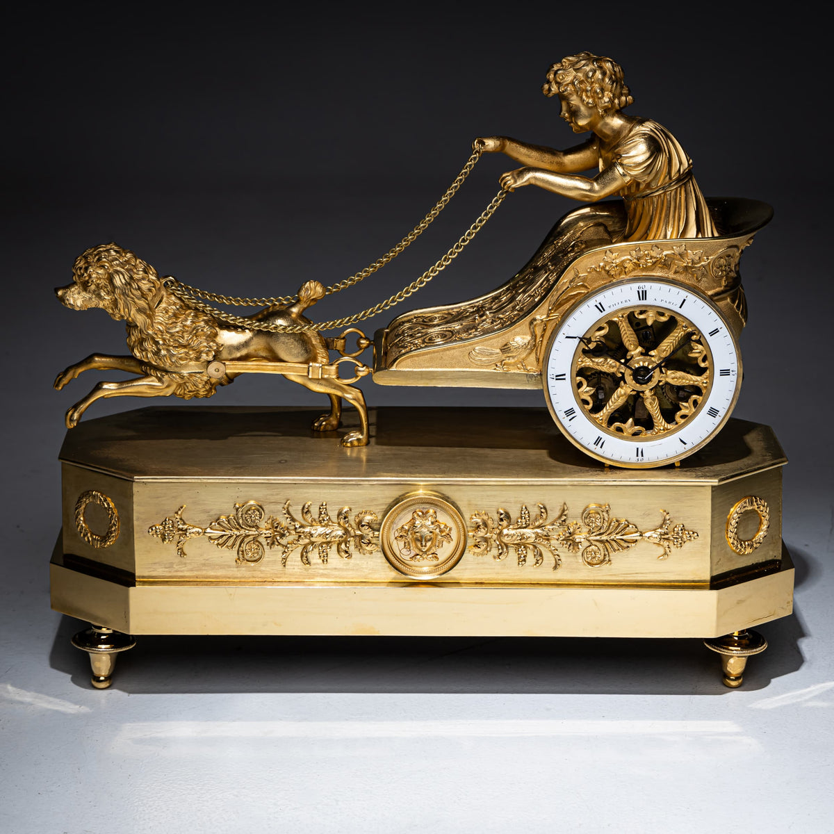 Empire Pendule mit Putto im Streitwagen, signiert Thiery à Paris, Anfang 19. Jahrhundert