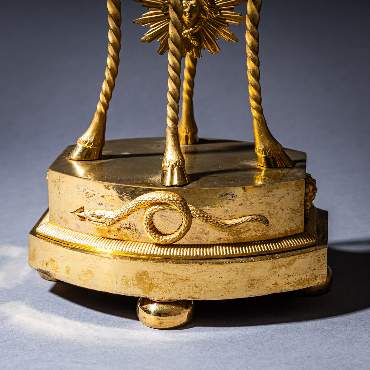 Empire Pendule mit Satyrmasken, Paris, Anfang 19. Jahrhundert