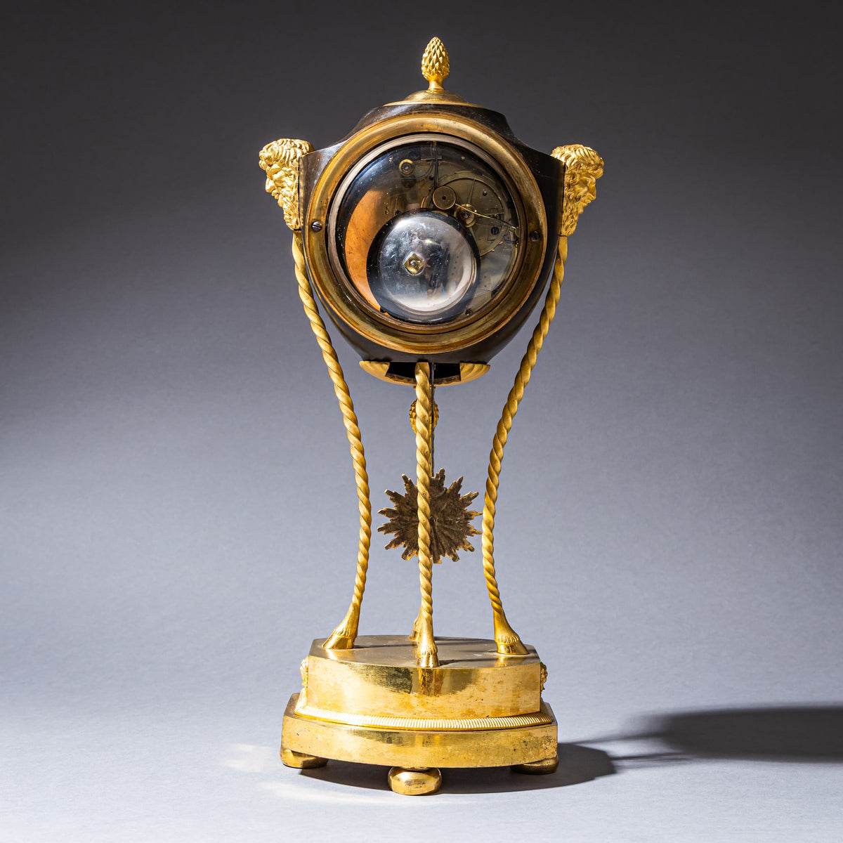 Empire Pendule mit Satyrmasken, Paris, Anfang 19. Jahrhundert