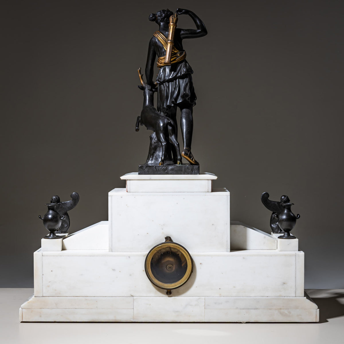 Kaminuhr mit Diana im Neo-Grec-Stil, wohl Frankreich, Ende 19. Jahrhundert