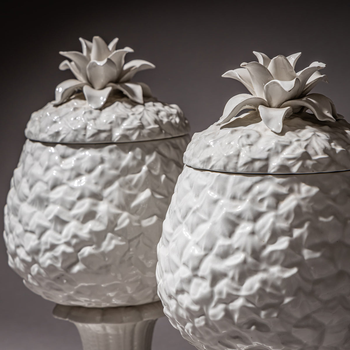 Paar Ananas-Deckelvasen aus Porzellan, 20. Jahrhundert