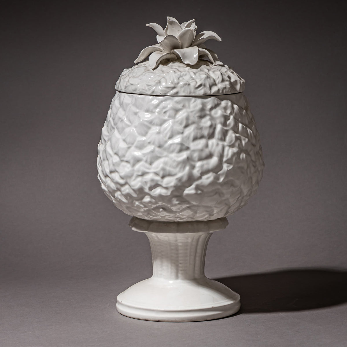 Paar Ananas-Deckelvasen aus Porzellan, 20. Jahrhundert