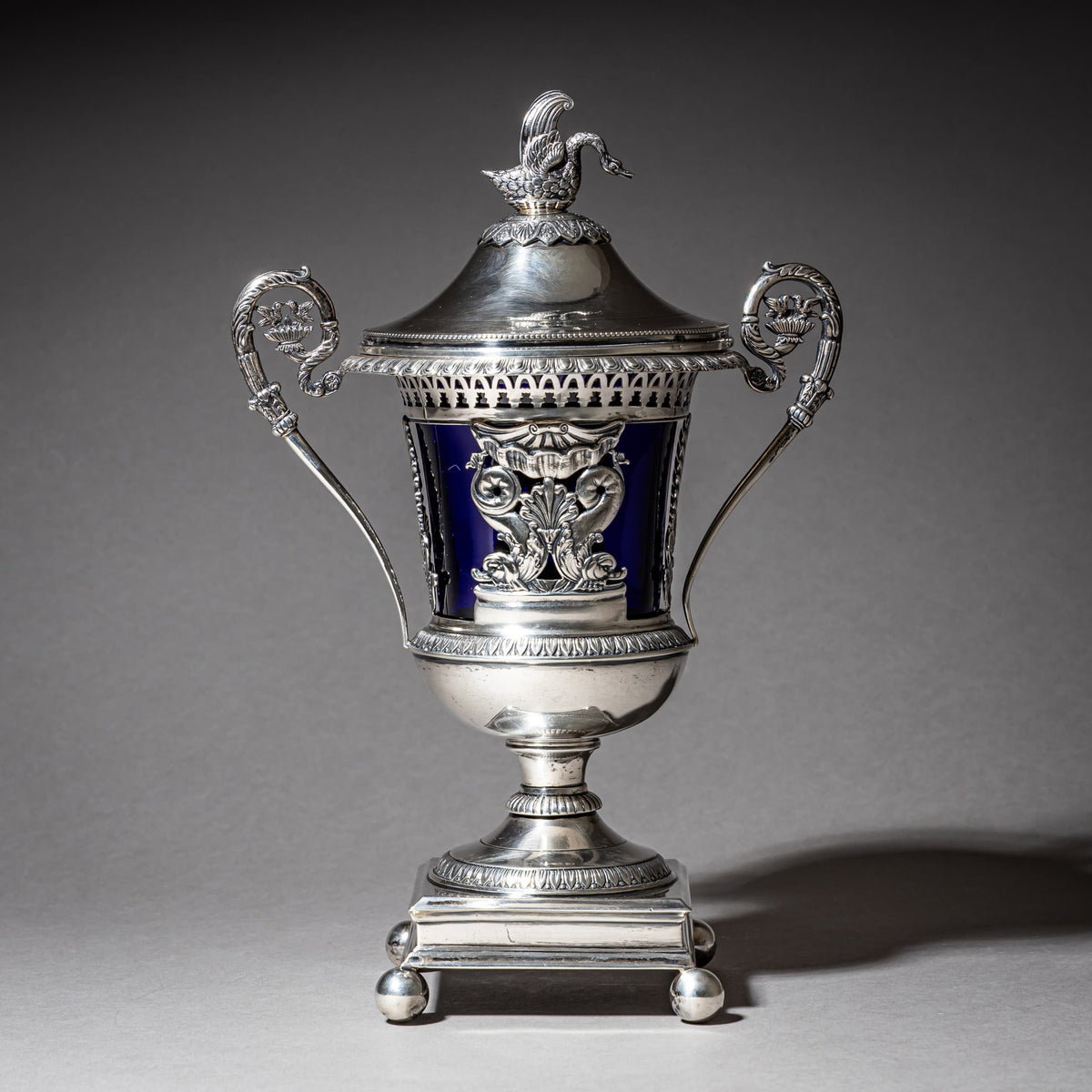 Französischer Drageoir aus Silber mit kobaltblauem Glaseinsatz, innen vergoldet, Cahors/Toulouse, 1784–1789