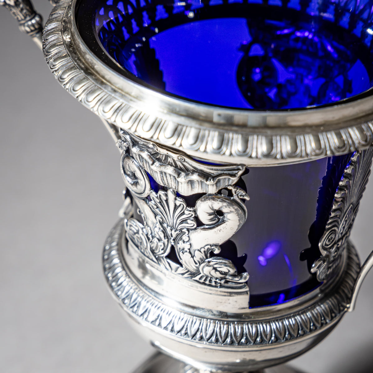 Französischer Drageoir aus Silber mit kobaltblauem Glaseinsatz, innen vergoldet, Cahors/Toulouse, 1784–1789