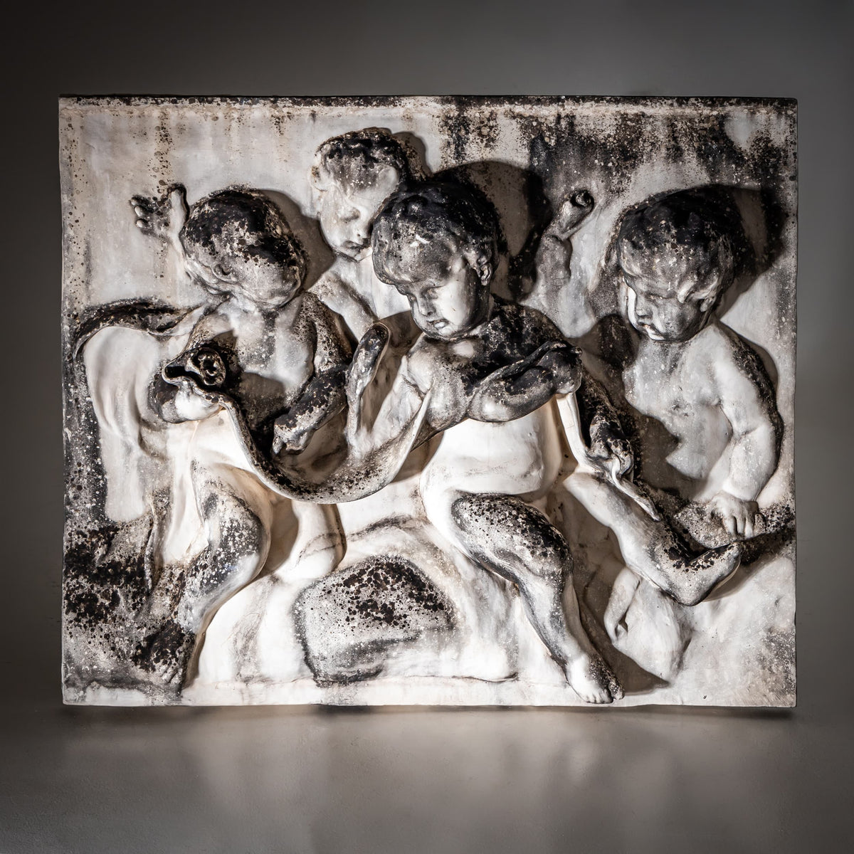 Putti-Relief aus Bisquitporzellan, 19. Jahrhundert