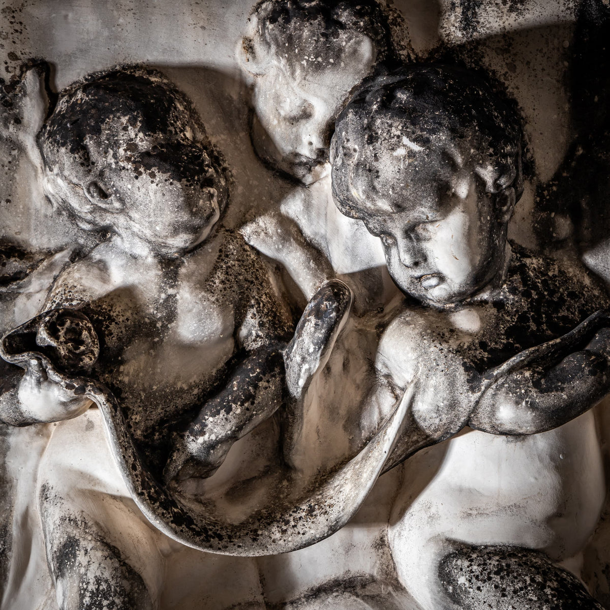 Putti-Relief aus Bisquitporzellan, 19. Jahrhundert