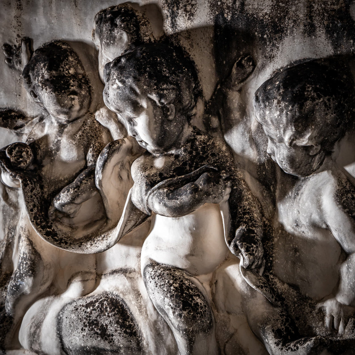 Putti-Relief aus Bisquitporzellan, 19. Jahrhundert