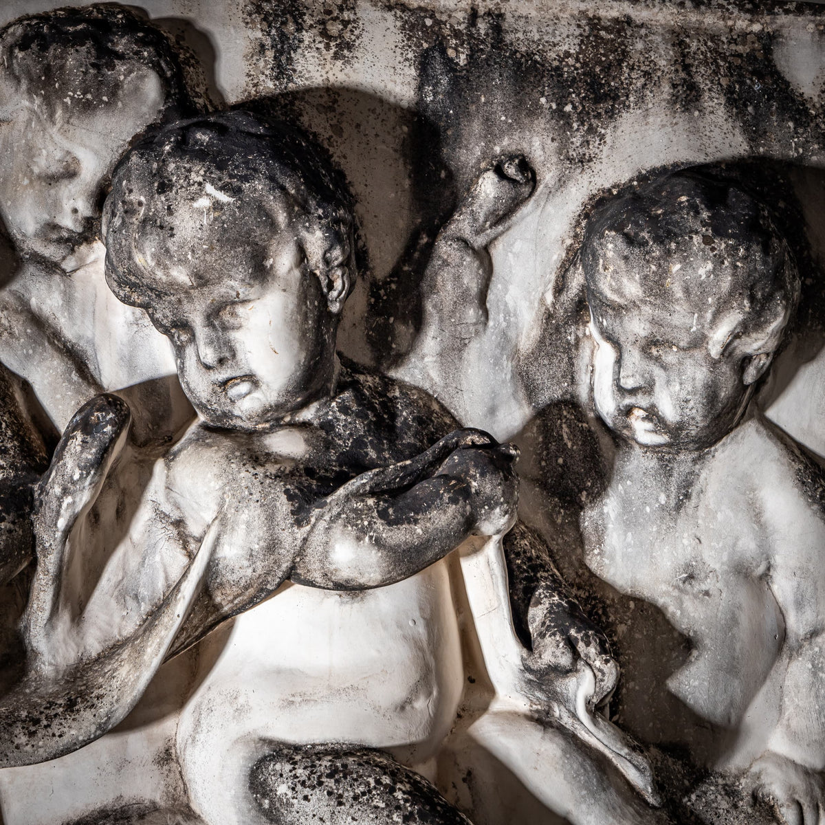 Putti-Relief aus Bisquitporzellan, 19. Jahrhundert