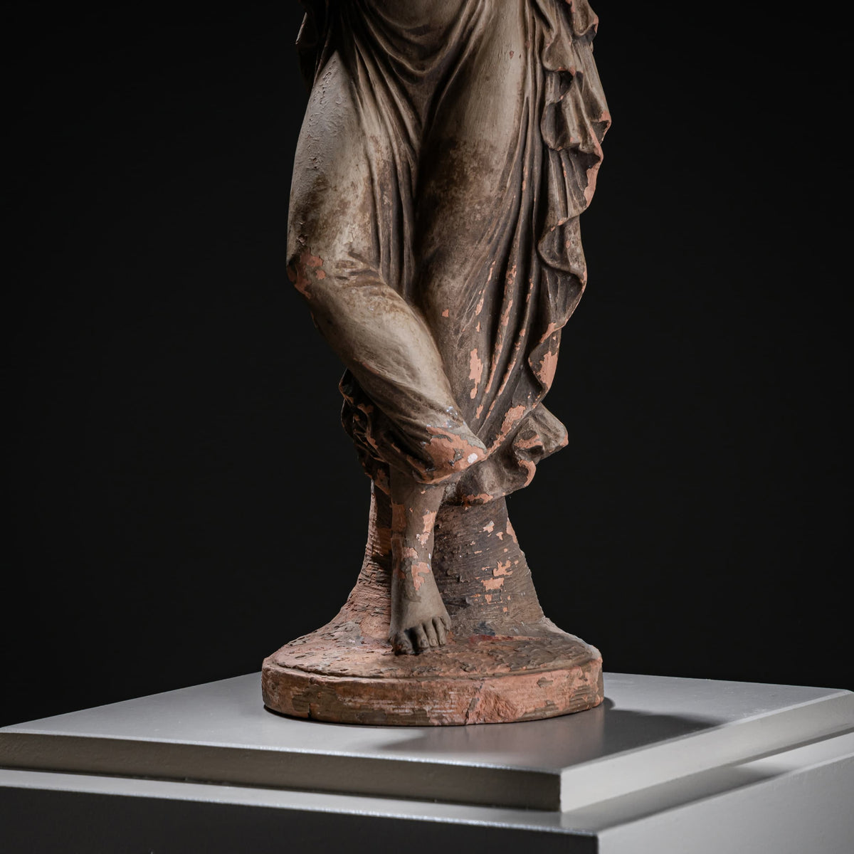 Terrakotta Tänzerin mit Finger am Kinn nach Antonio Canova, 19. Jahrhundert